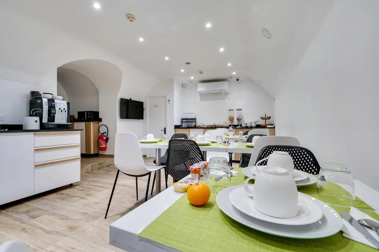 ***  פריז Hotel B Square צרפת