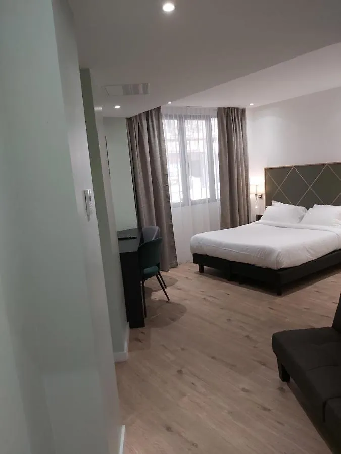 פריז Hotel B Square 3*,