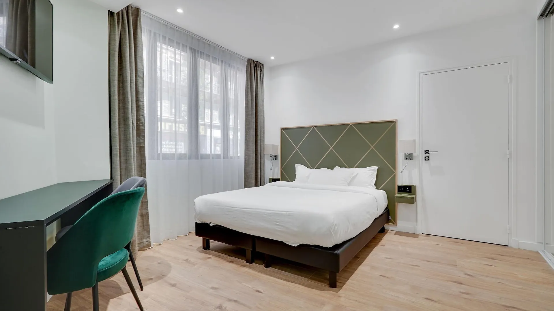 פריז Hotel B Square