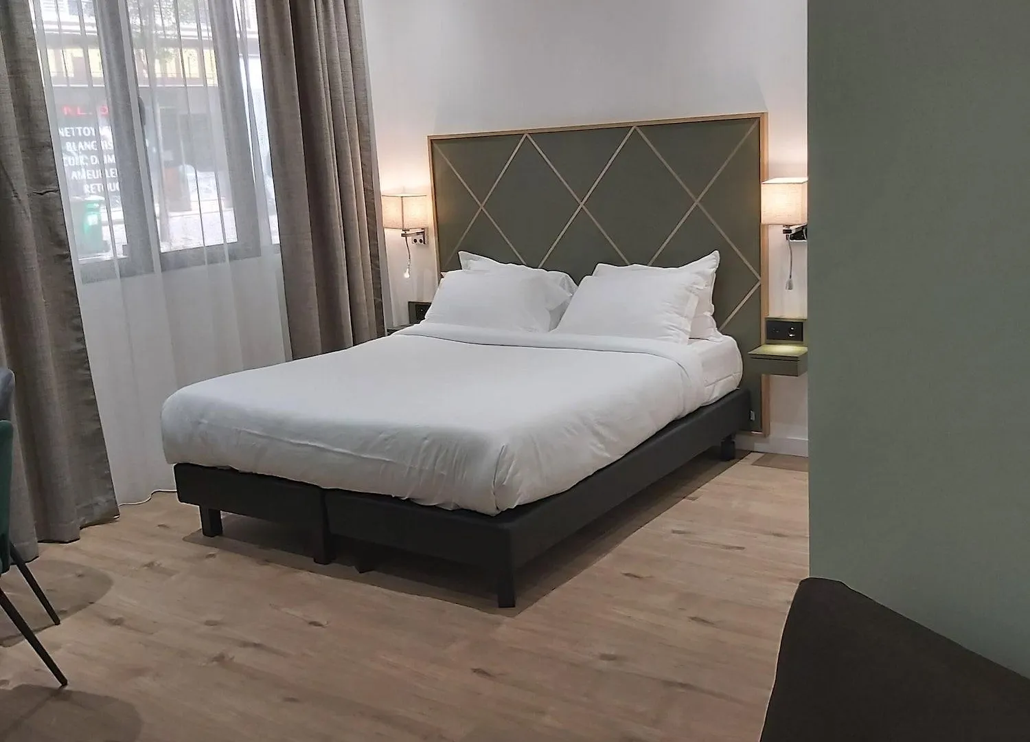 פריז Hotel B Square 3*,