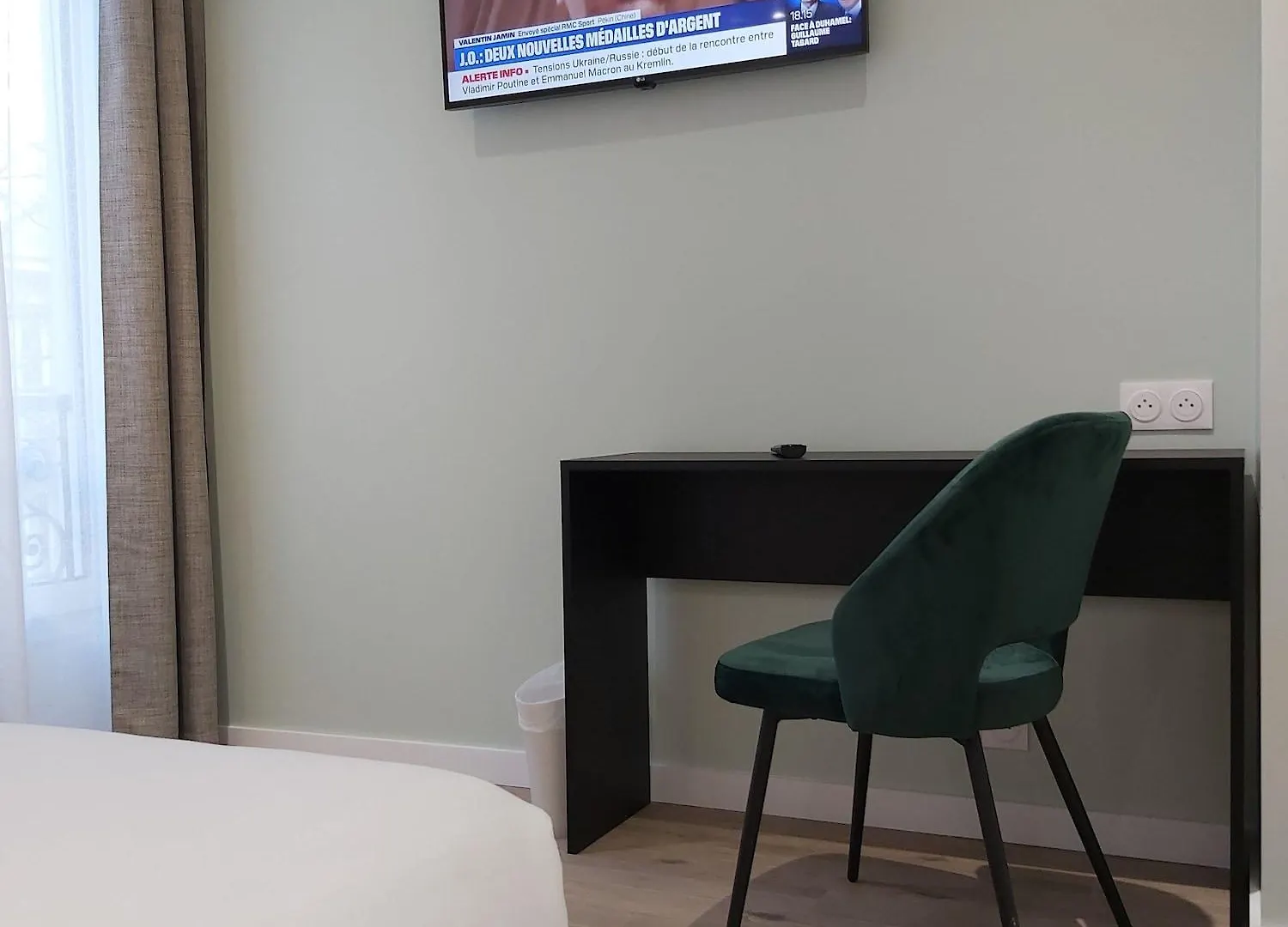 פריז Hotel B Square
